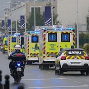 Ambulanser transporterar de franska passagerarna till sjukhus i Paris efter hemkomsten.