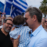 Kyriakos Mitsotakis och Alexis Tsipras klappar hundar och kramar barn under valrörelsen.