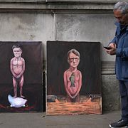Konstnären Kaya Mar visar upp tavlor av  Keir Starmer och Peter Mandelson i London efter det senaste årets skandaler.