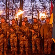 Ukrainska soldater under en ceremoni i mars.
