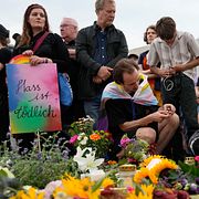 Folk samlas vid minnesplatsen utanför Brandenburger Tor. En håller en skylt med texten ”Hat är dödligt”.