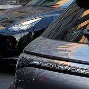 En bil från BYD parkerad framför en bil från Tesla Model. Arkivbild.