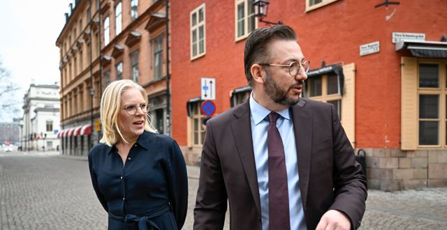 Demirok tillsammans med den nya partisekreteraren Karin Ernlund Henrik Montgomery/TT