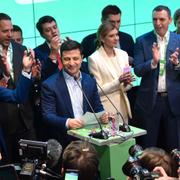 Volodymyr Zelenskyj på en presskonferens efter vallokalsundersökningen. 