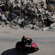 En man passerar ruinerna av en förstörd byggnad i Tyros i Libanon.