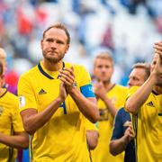 Sveriges Ludwig Augustinsson, Andreas Granqvist och Sebastian Larsson samlas efter att Sverige f rlorat kvartsfinalen i FIFA World Cup mellan England och Sverige den 7 juli 2018 i Samara.