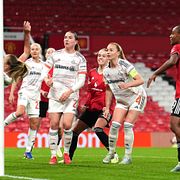 Hanna Lundkvist nickar in 2–2 i matchen mot Bayern München.