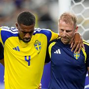Isak Hien leds ut under matchen mot Japan.