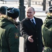 Rysslands president Vladimir Putin talar med soldater i Moskva den 23 februari.