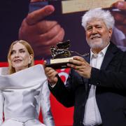 Pedro Almodovar bredvid juryordföranden Isabelle Huppert.