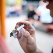 En ung person röker cannabis i stadsdelen Christiania i Köpenhamn.