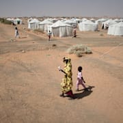 Kvinna och barn i flyktingläger i norra Sudan, 13 november 2025. 