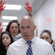 Brian Mast talar med propalestinska demonstranter i Kapitolium i april.