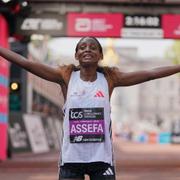Tigst Assefa vann dagens maraton i London.