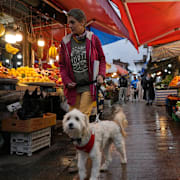 En kvinna utan slöja – något som tidigare har varit strängt förbjudet –  i basaren i Rasht, Iran, den 26 december 2025. 