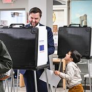 JD Vance med sin son Vivek i vallokalen.