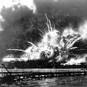 Amerikanska stridsfartyget USS Shaw bombas under Japans attack mot Pearl Harbor 1941. Ap