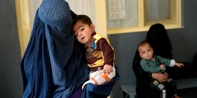 Mammor med barn på Röda korsets sjukhus i Kabul, arkivbild. Ebrahim Noroozi / AP