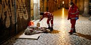 Medarbetare på Röda korset tar hand om en hemlös i Rom. Cecilia Fabiano / TT NYHETSBYRÅN