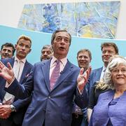 Nigel Farage håller presskonferens på måndagen efter framgångarna för hans Brexitparti i EU-valet.