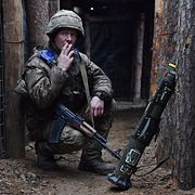 Ukrainsk soldat röker i skyttegraven.