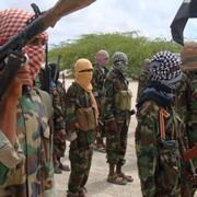 Arkivbild: Medlemmar ur al-Shabaab visar sina vapen