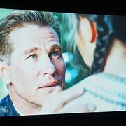 Människor tittar på en trailer för den kommande filmen “As Deep as the Grave”, där en AI-genererad version av  Val Kilmer spelar huvudrollen.