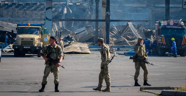 Militärer utanför det förstörda köpcentret. Efrem Lukatsky / AP
