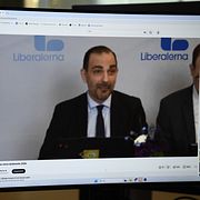 Mötets ordförande Arman Teimouri (L) när Liberalerna håller ett extrainsatt digitalt landsmöte på söndagen.