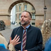 Åklagare Søren Harbo på plats utanför domstolen i Köpenhamn.