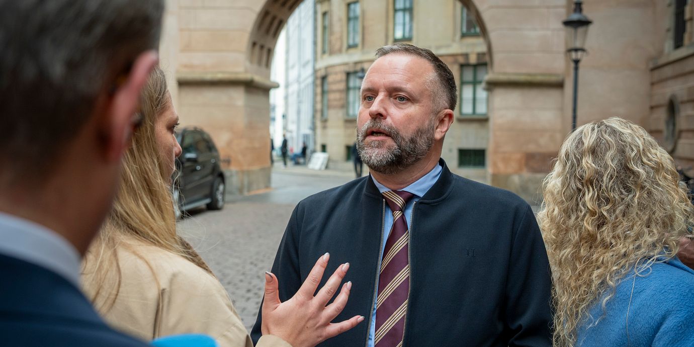 Åklagare Søren Harbo på plats utanför domstolen i Köpenhamn.