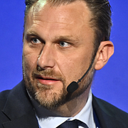 Robert Kindroth till höger. Minnesplatsen i Fagersta till vänster.