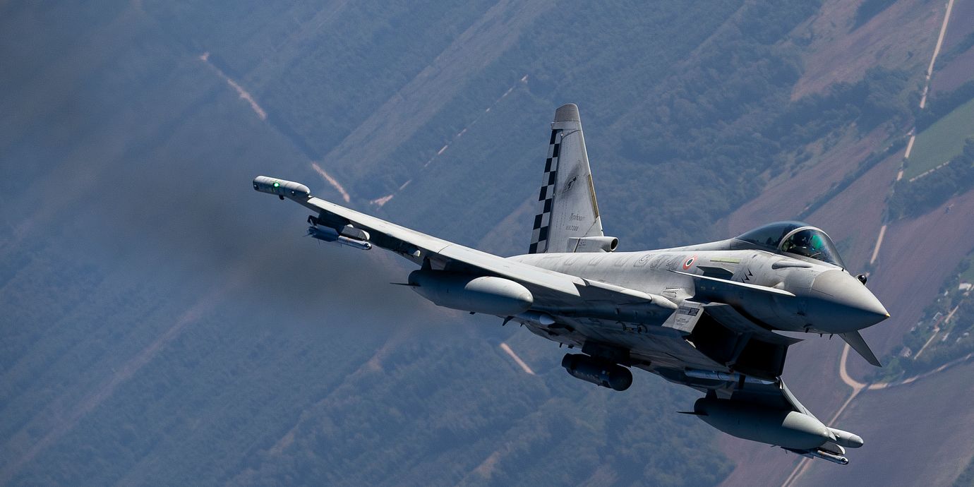 Ett stridsflyg av modellen Typhoon. Under tisdagen meddelade Storbritannien att man skickar stridsflyg till Saudiarabien efter att huthiernas angrepp mot landet fortsatt.