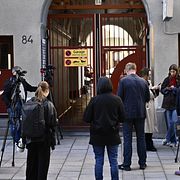 Journalister utanför Vänsterpartiets partikansli på Kungsgatan under onsdagen.