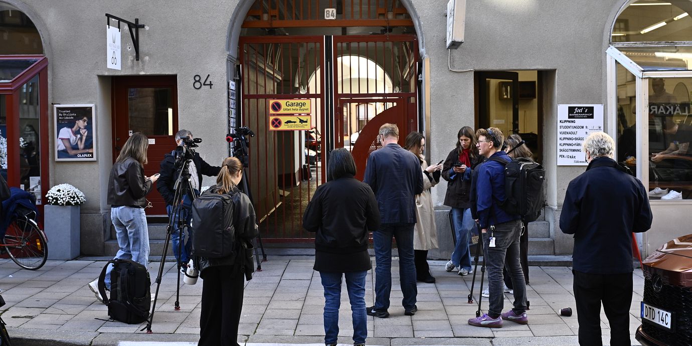 Journalister utanför Vänsterpartiets partikansli på Kungsgatan under onsdagen.