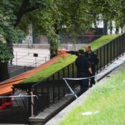 Poliser och avspärrningar vid Björns trädgård vid Medborgarplatsen i Stockholm efter att en polis blivit knivskuren.