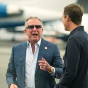 Steve Witkoff till vänster.