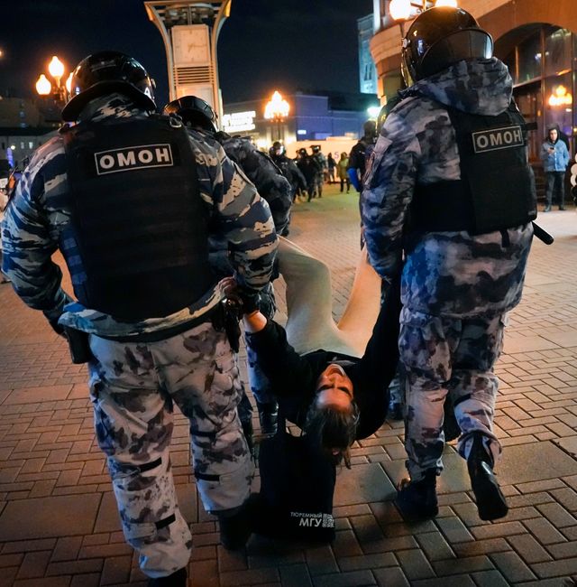 Poliser bär iväg en demonstrant i Moskva, 21 september. AP