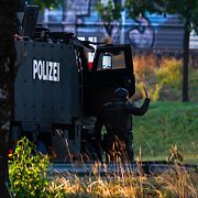 Tungt beväpnad polis vid en vägspärr i Aarau.