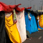 Protesterande jordbrukare har satt upp tält utanför New Delhi. 