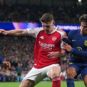 Viktor Gyokeres mellan Atlético Madrids Antoine Griezmann och Giuliano Simeone.