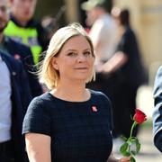 Socialdemokraternas partiledare Magdalena Andersson och distriktsordförande Mattias Jonsson marscherar i demonstrationståget mot Götaplatsen i Göteborg, där hon ska hålla sitt förstamajtal. 