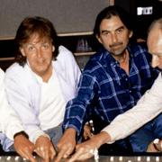 Ringo Starr, Paul McCartney, George Harrison och George Martin vid inspelningen av ”Free as a bird” 1995.