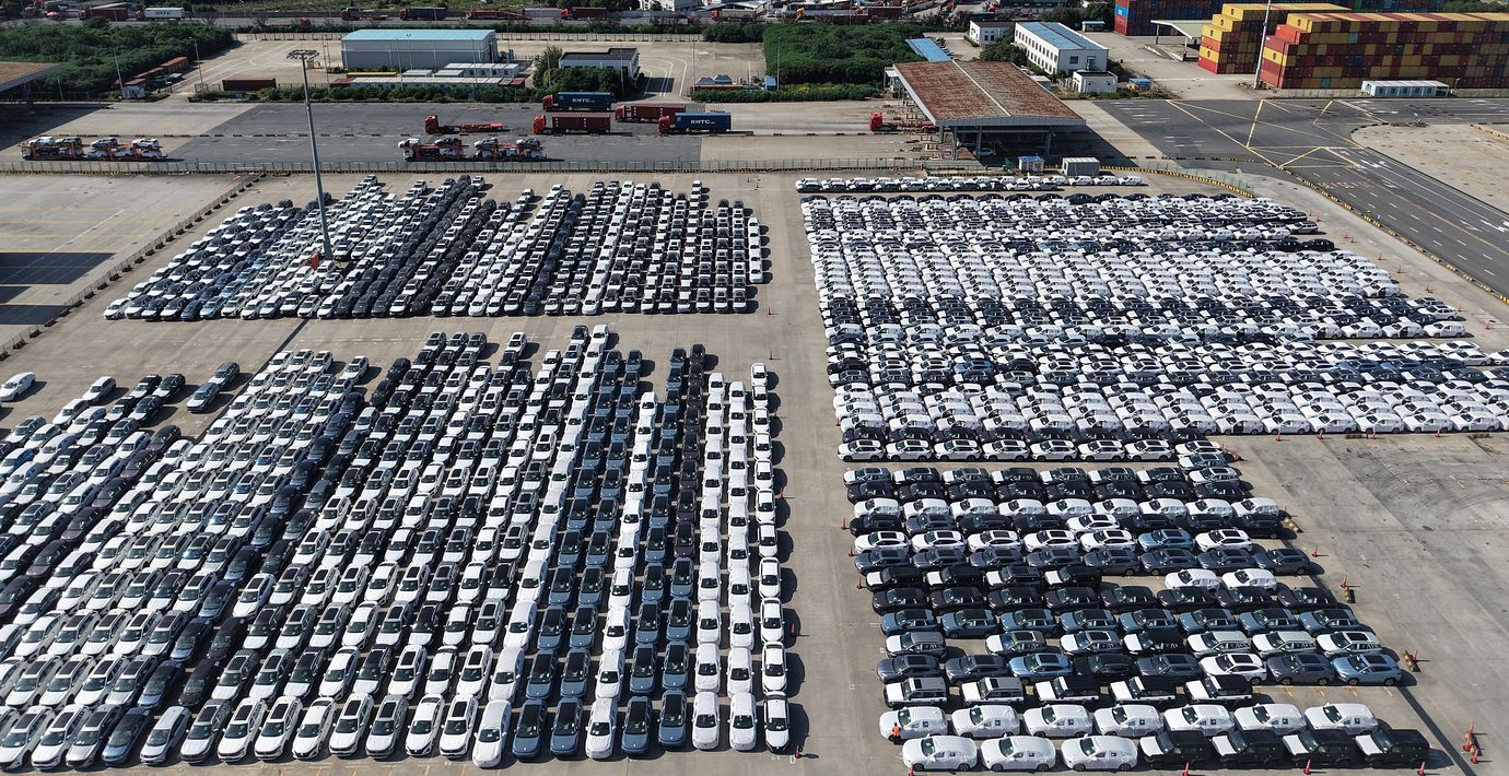 Bilar står uppradade i hamnen i kinesiska Shanghai i väntan på att fraktas utomlands.