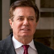 Arkivbild: Paul Manafort lämnar en domstolsbyggnad i april förra året