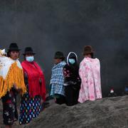 Demonstranter blockerar väg E-35 i Cotopaxi, Ecuador i protest mot regeringen och bränslepriserna den 13 juni 2022. 