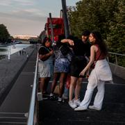 Ungdomar i centrala Paris.