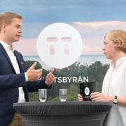 Miljöpartiets språkrör Gustaf Fridolin intervjuas av TT:s reporter Maria Davidsson.
