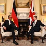 Tysklands förbundskansler Friedrich Merz och Storbritanniens premiärminister Keir Starmer.