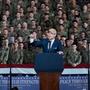 Pete Hegseth håller tal på en amerikansk militärbas i Japan tidigare i år.